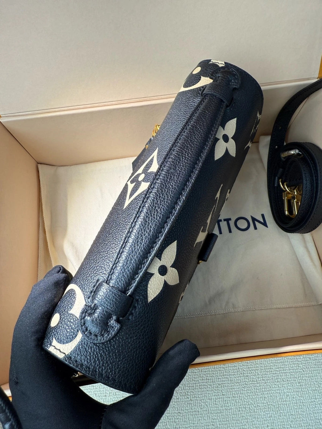 Louis Vuitton Black &amp; White Full Leather Messenger Bag For Women