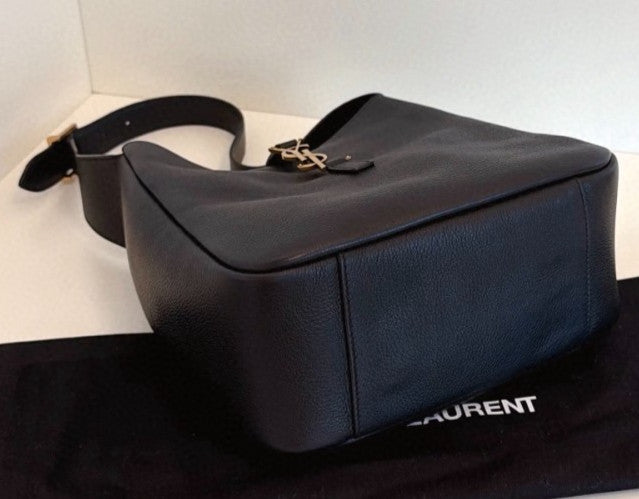 Bolsa de ombro feminina YSL Saint Laurent Le5a7 Hobo Bucket PM toda de couro ouro preto-