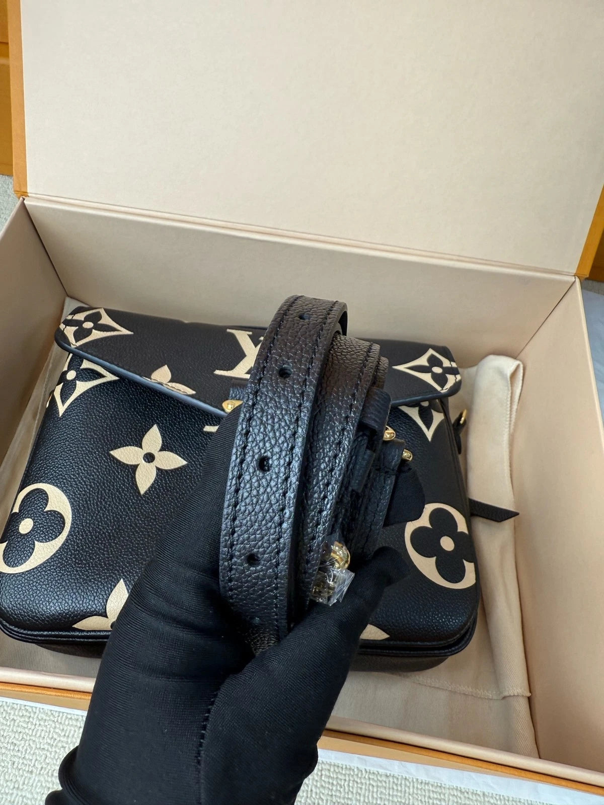 Louis Vuitton Black &amp; White Full Leather Messenger Bag For Women