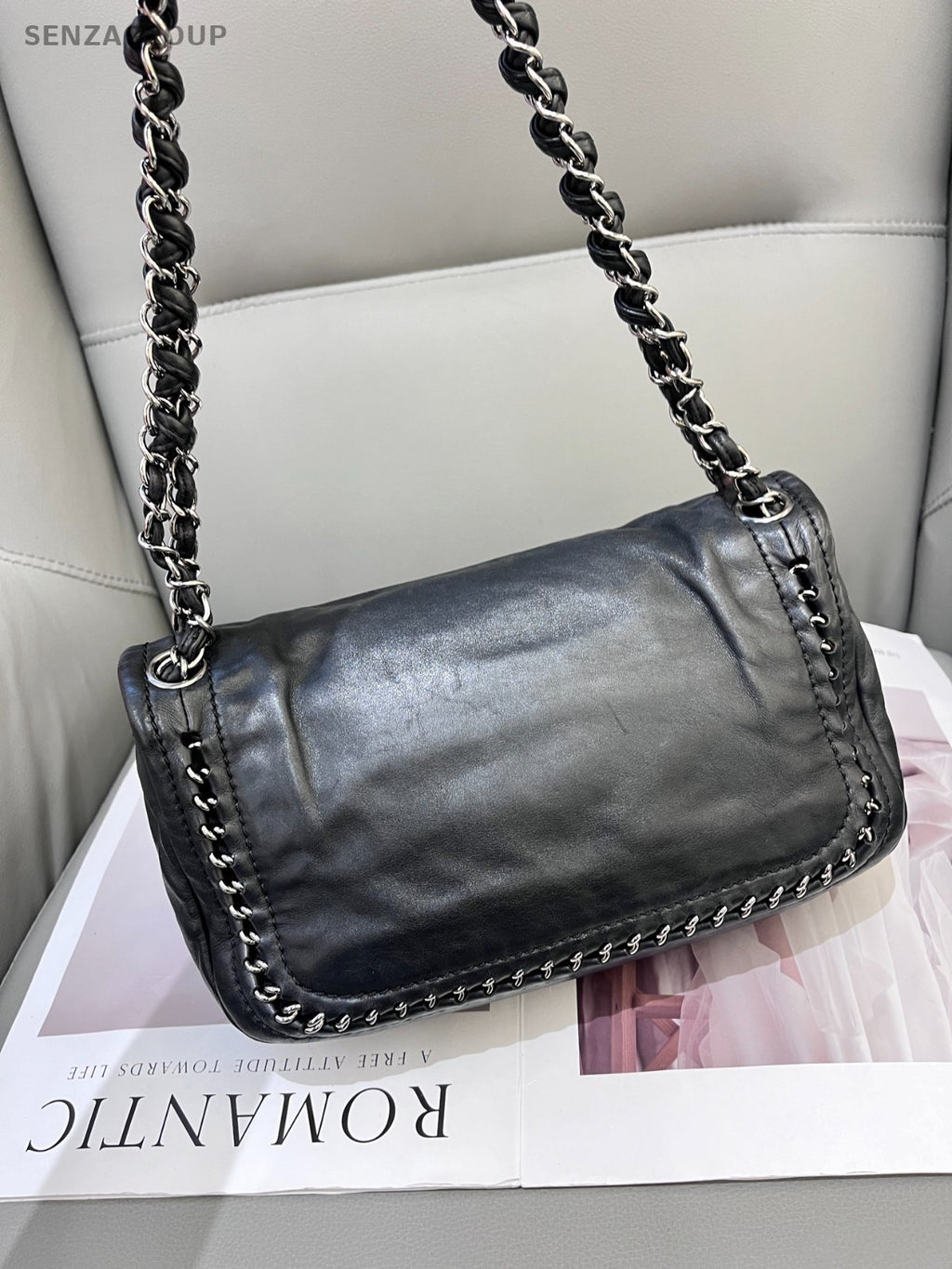 CHANEL Hobo CC Logo Chain Shoulder bag Black Women