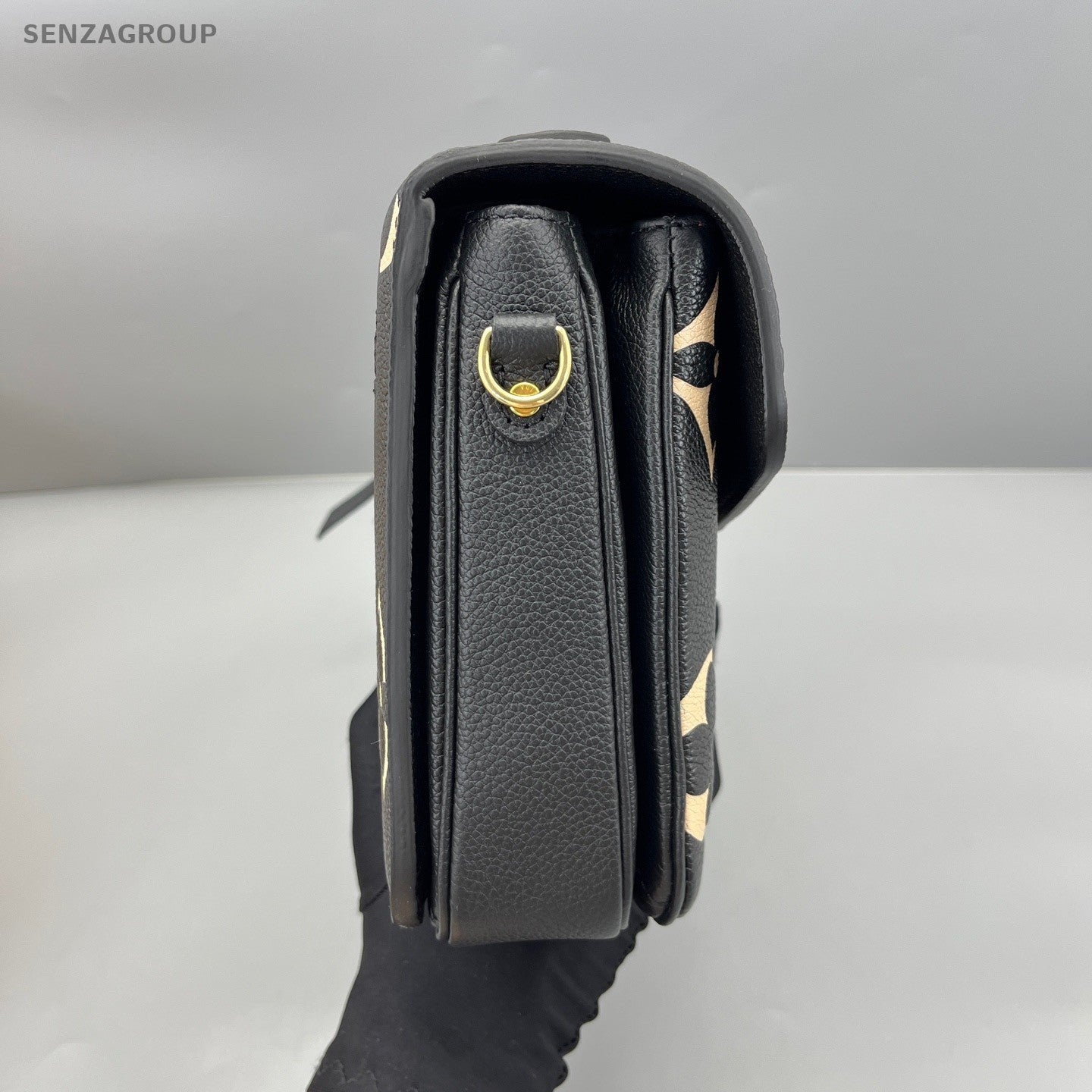 Louis Vuitton Pochette Métis Monogram Shoulder bag Black White Leather Women