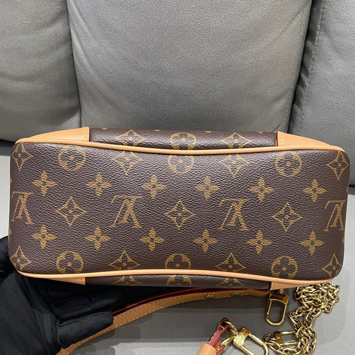 Louis Vuitton Monogram Chain Shoulder Bag Brown Gold Clasp Classic Fashion