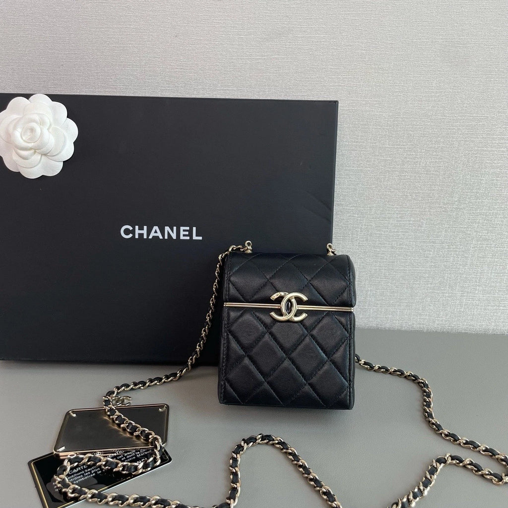 Chanel Diamond Chain Shoulder Crossbody Bag Black Gold Hardware Women