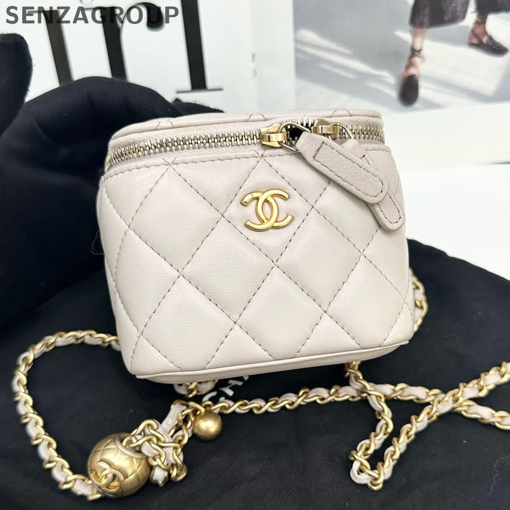Chanel Quilted Chain Shoulder Bag in White Gold - Classic Women's Cosmetic Case