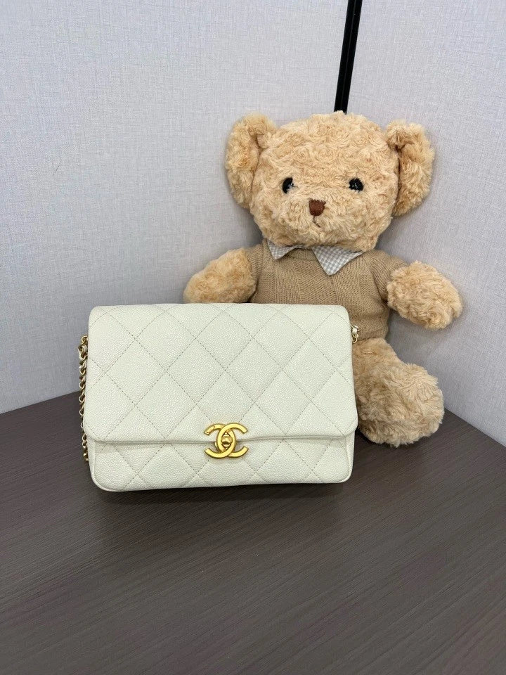 CHANEL 22P White Flap Shoulder Bag For Women