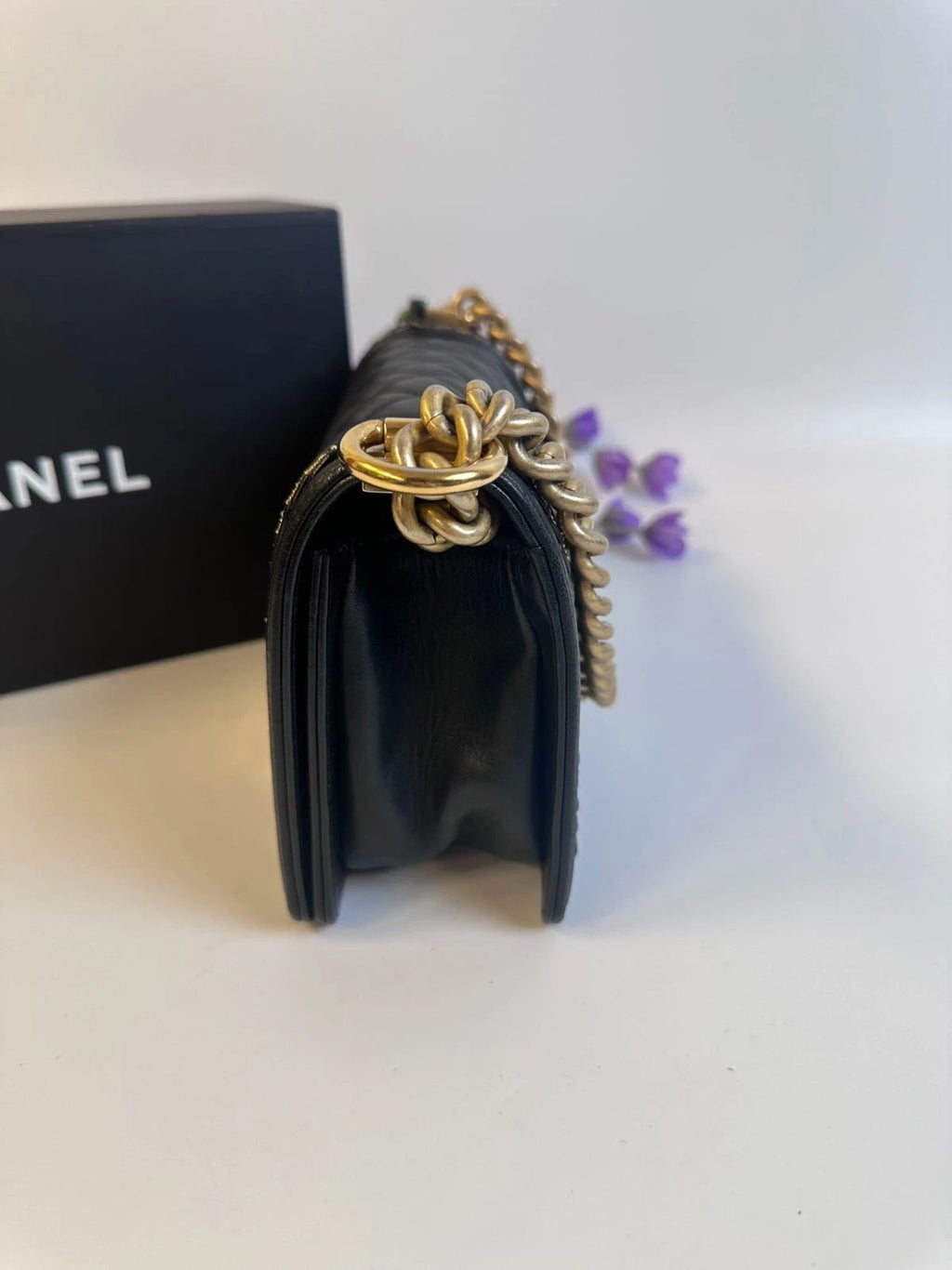 SJ0001 Chanel Boy Chanel Handbag (Le Boy) in Black Lambskin