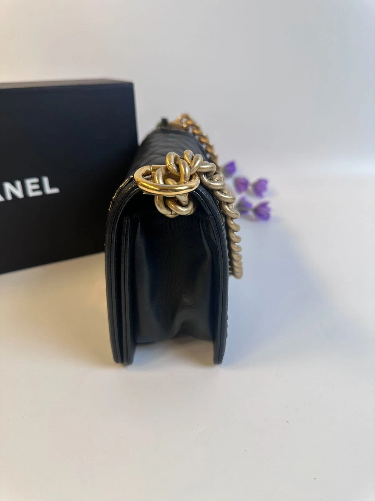 SJ0001 Chanel Boy Chanel Handbag (Le Boy) in Black Lambskin