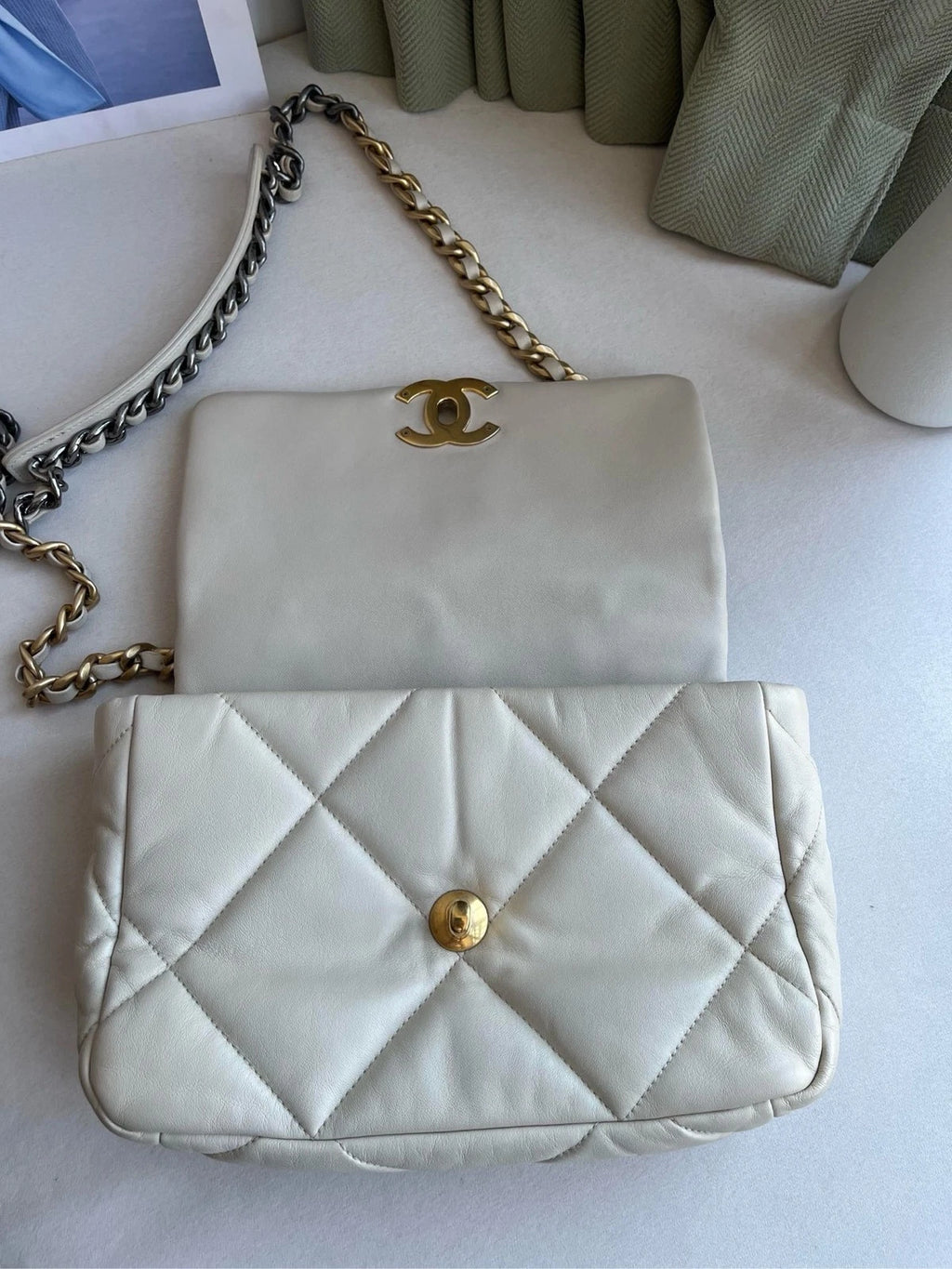 CHANEL Ivory 19Bag Shoulder Crossbody Bag For Women