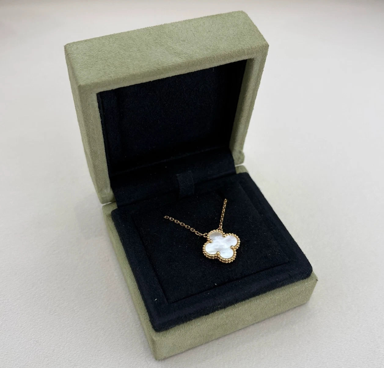 Van Cleef &amp; Arpels Vintage Alhambra Necklace Pendant Mother of Pearl 18K Gold