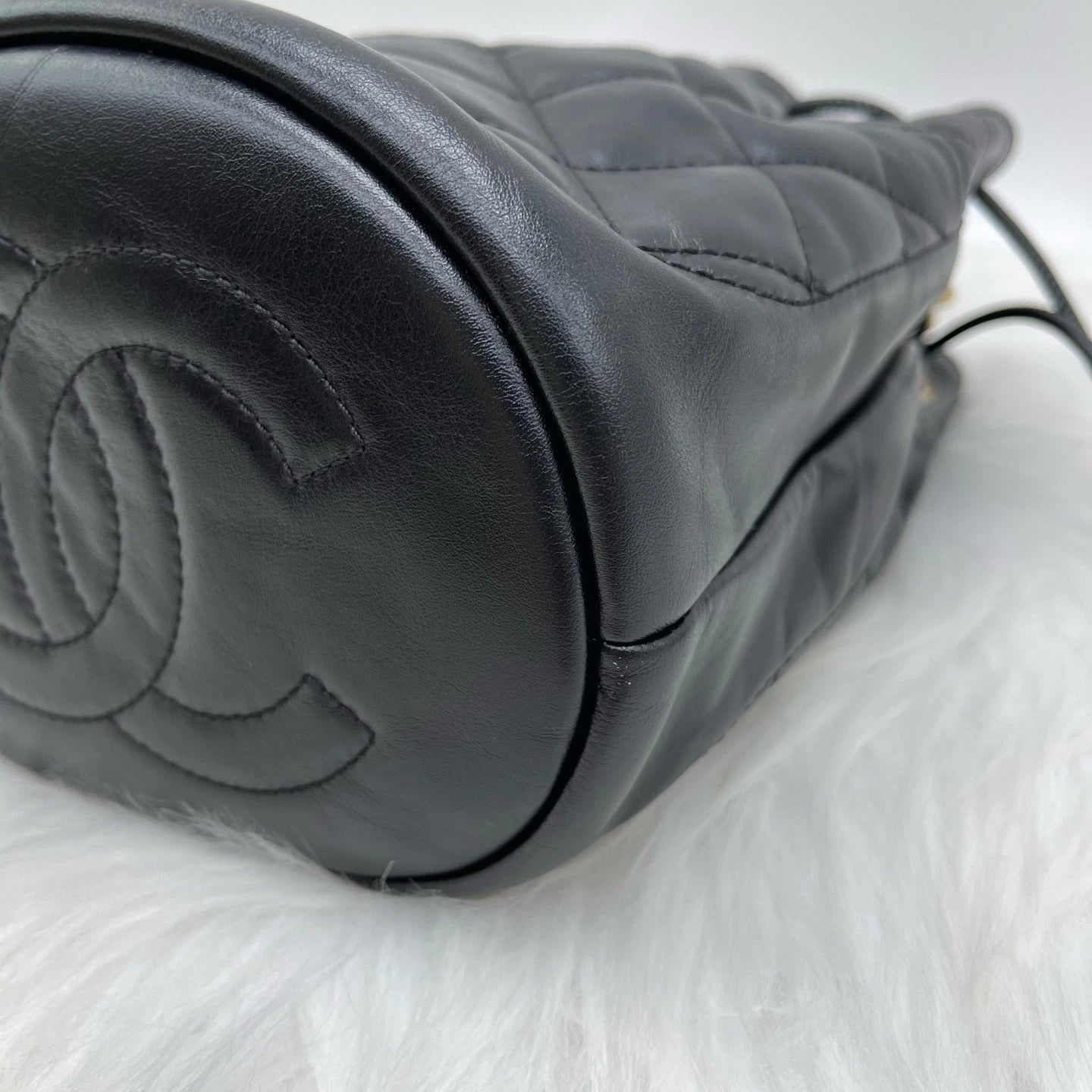 Pre-owned CHANEL Black Leather Quilted Bucket Shoulder Crossbody Bag For Women