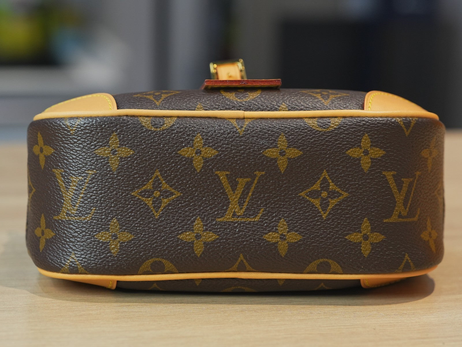 Louis Vuitton Deauville Monogram Canvas Handbag Crossbody Almost Brand NEW