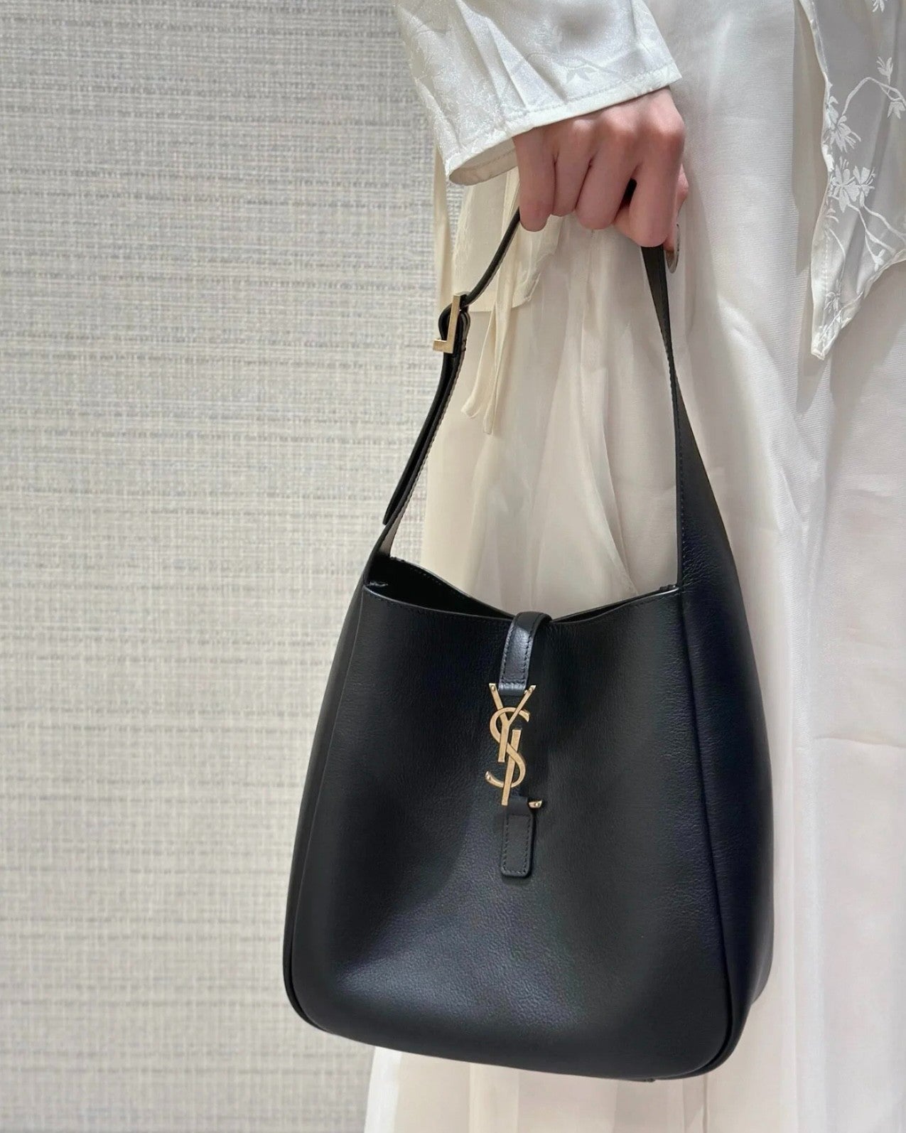 Bolsa de ombro feminina YSL Saint Laurent Le5a7 Hobo Bucket PM toda de couro ouro preto-