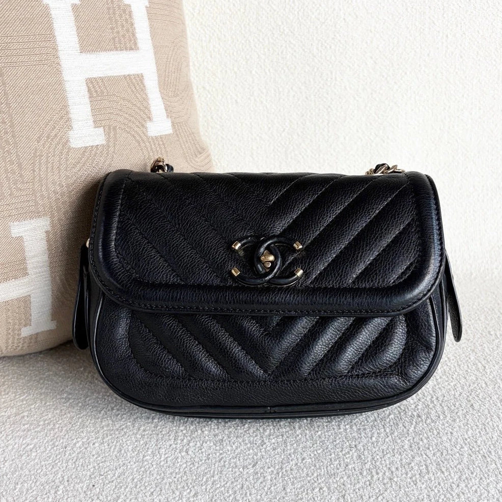 Chanel Chevron Chain Shoulder Bag Crossbody Black Gold Used Women Classic