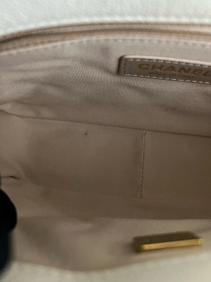 CHANEL 22P White Flap Shoulder Bag For Women