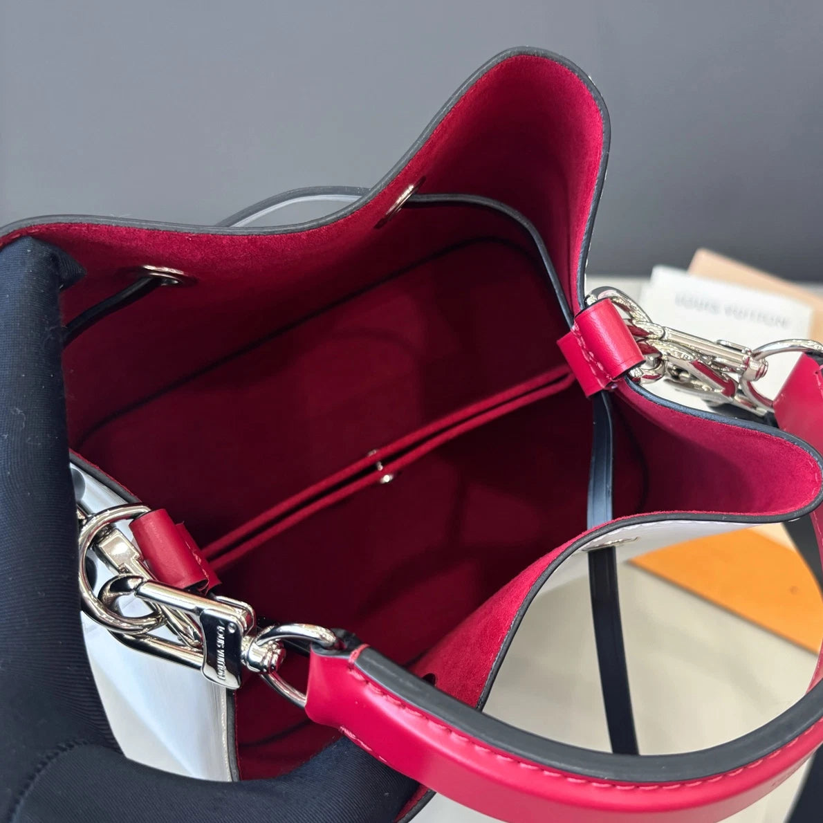 Louis Vuitton NeoNoe White Shoulder Bag Top Handle Excellent