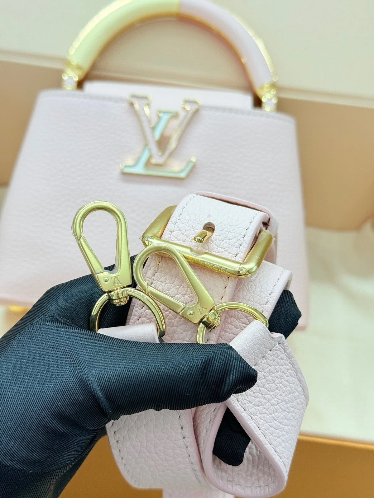 Louis Vuitton Capucines Pink Crossbody Handbag Excellent
