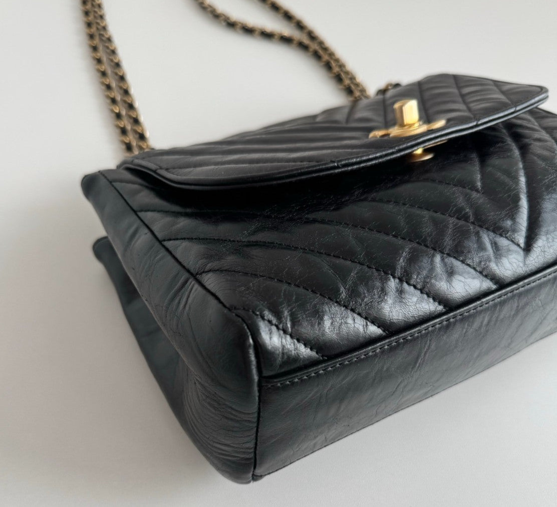 Chanel Chevron PM Chain Shoulder Bag Crossbody Black Gold Women Classic Fashion