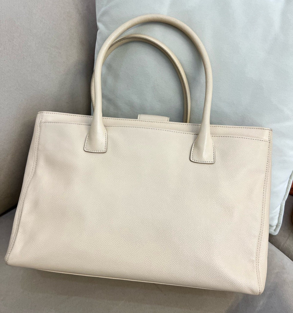 Chanel Cerf MM Tote Handbag Crossbody White Gold Used Women Classic