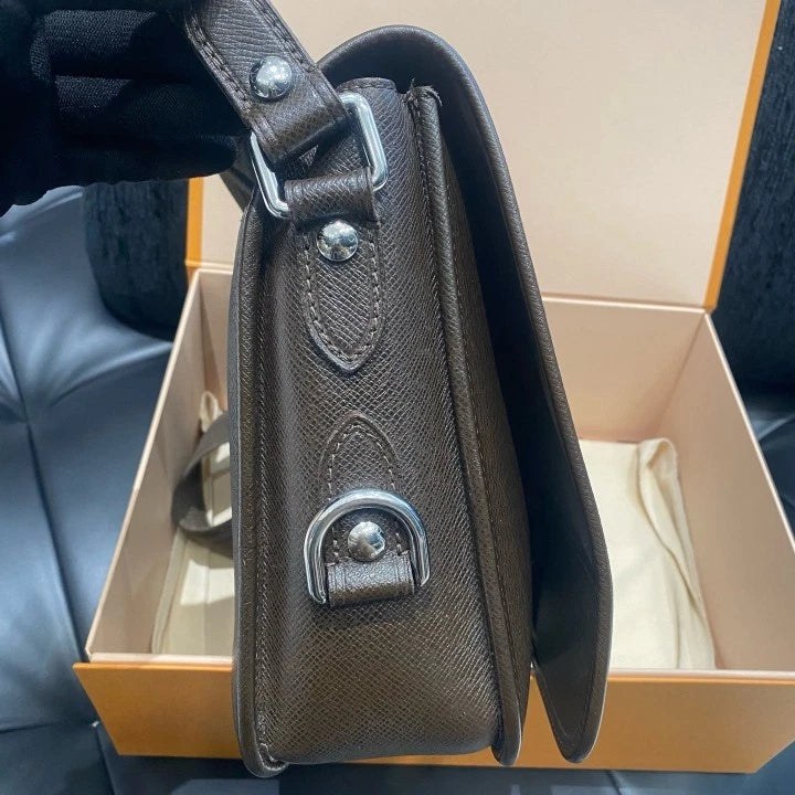 Louis Vuitton Calfskin Messenger Bag Shoulder Bag Crossbody Unisex Adults D