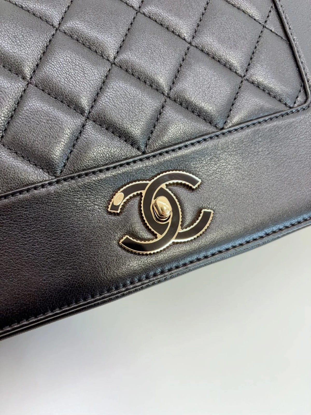 Chanel CC Logo Calfskin GM Chain Shoulder Bag Crossbody Black Gold Women Classic