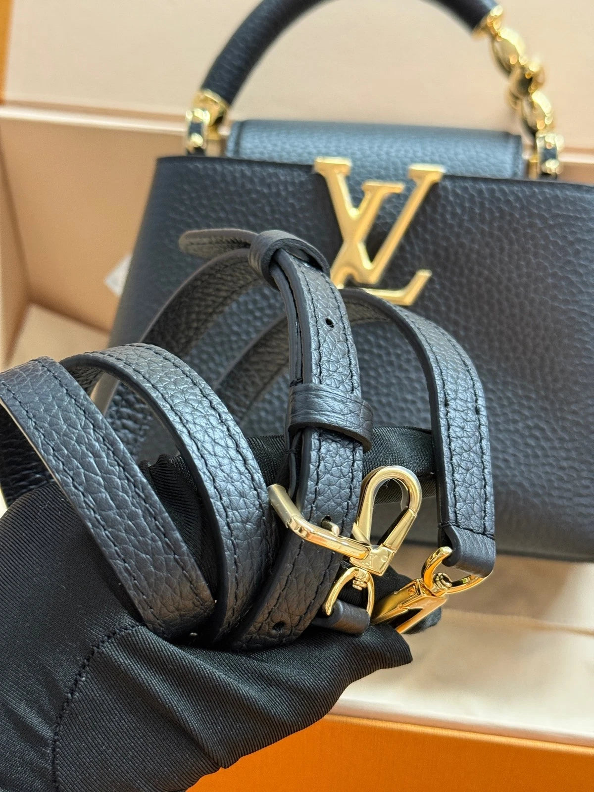 Louis Vuitton Capucines Black Shoulder Bag Excellent