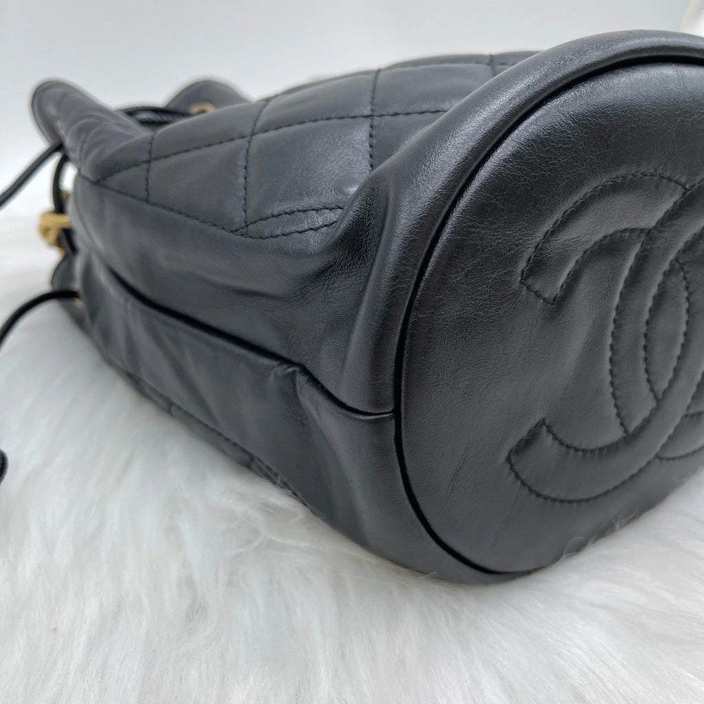 Pre-owned CHANEL Black Leather Quilted Bucket Shoulder Crossbody Bag For Women
