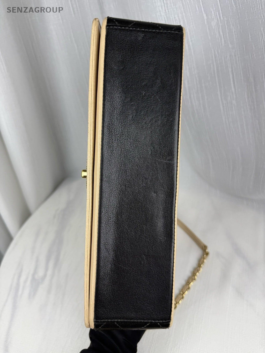 CHANEL 15K Black-Gold Lambskin Chain Shoulder bag Crossbody Women