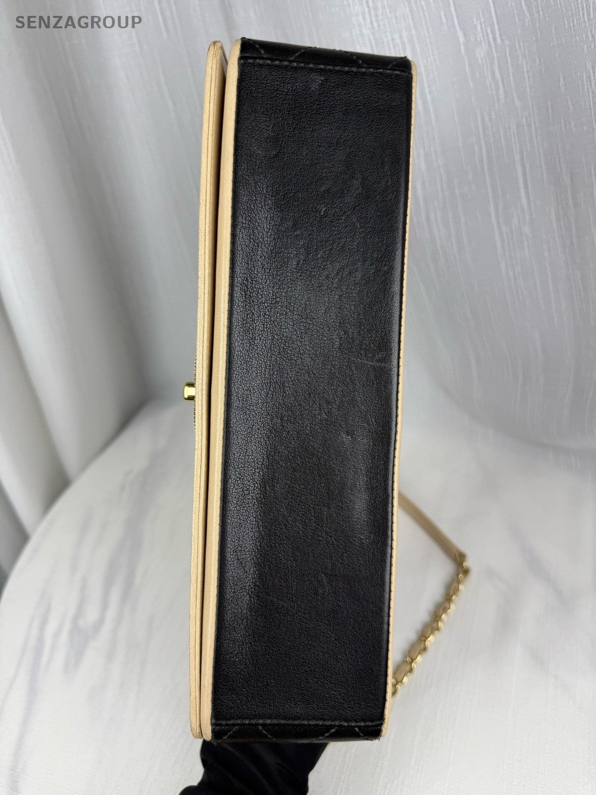 CHANEL 15K Black-Gold Lambskin Chain Shoulder bag Crossbody Women