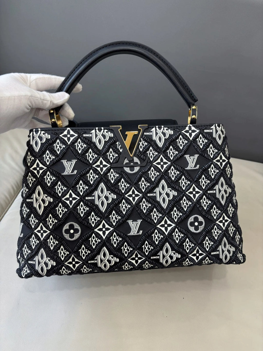 Louis Vuitton Capucines Black Gold Crossbody Handbag Excellent