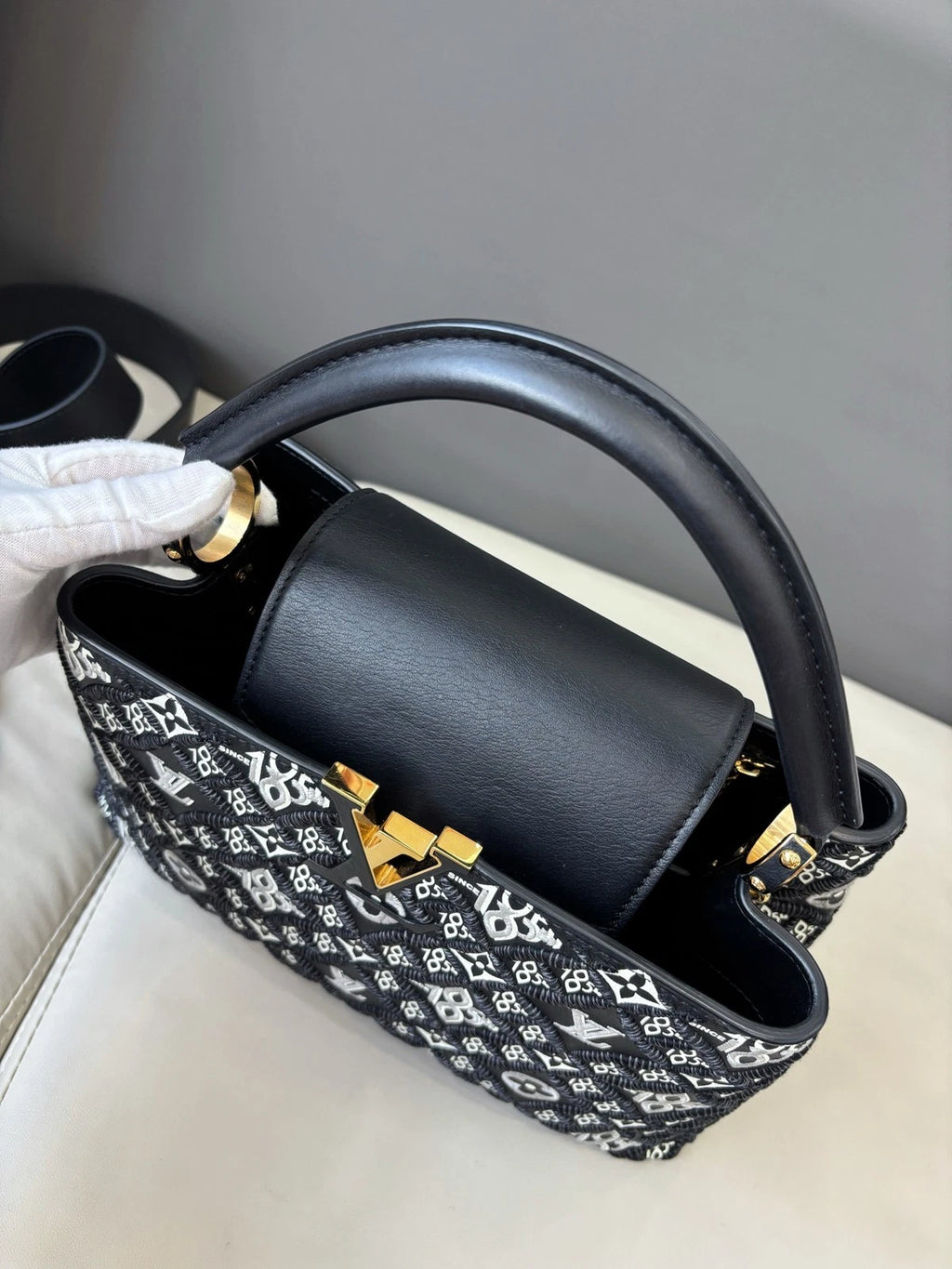 Louis Vuitton Capucines Black Gold Crossbody Handbag Excellent