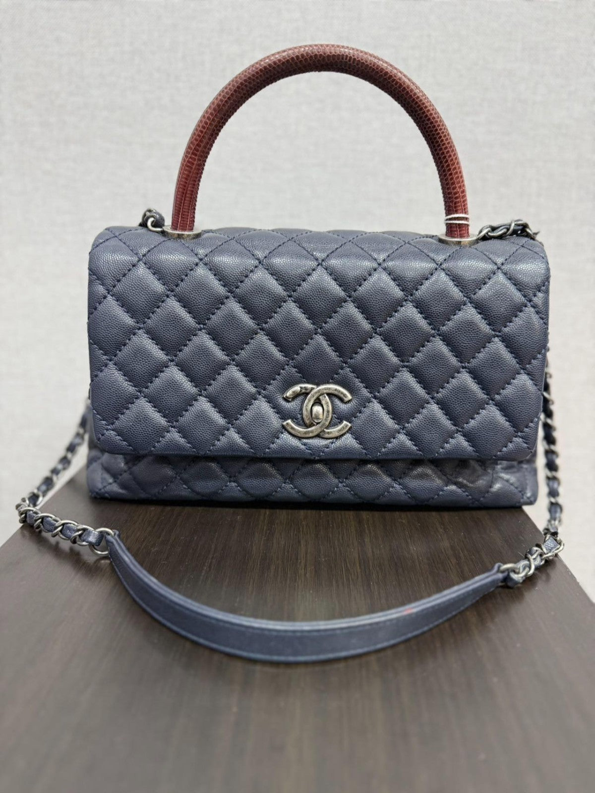SJ0001 CHANEL caviar leather Coco Handle bag navy blue