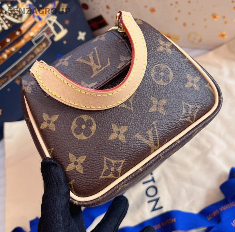Louis Vuitton Dopp Kit Monogram Handbag Toiletry bag Brown Almost Brand NEW