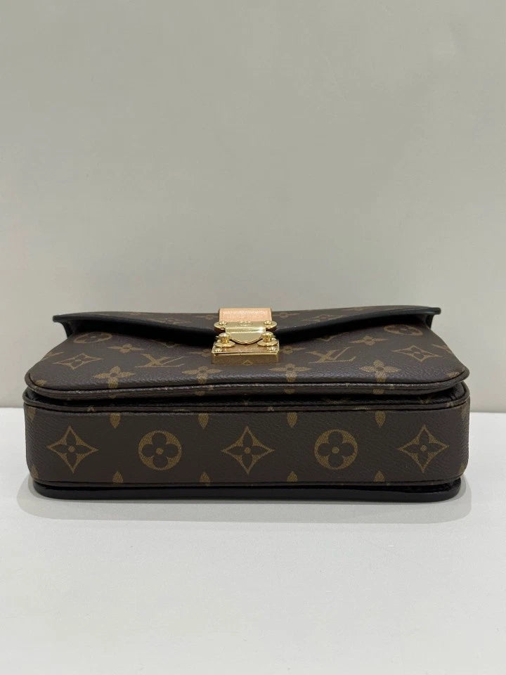 Louis Vuitton Pochette Metis Monogram Canvas Shoulder Bag Crossbody Excellent