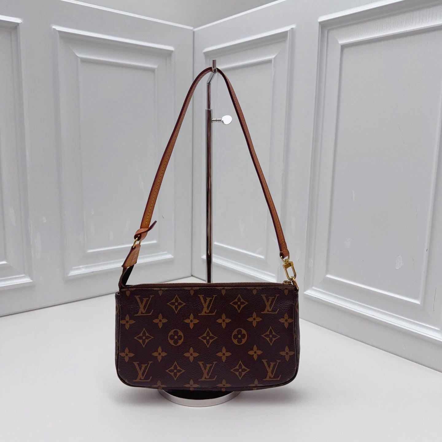 Louis Vuitton Pochette Accessoires Monogram Canvas Shoulder Bag Brown GHW