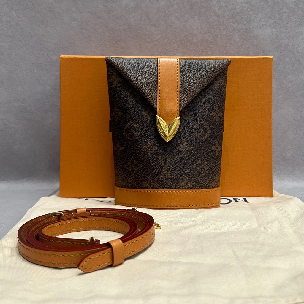 Excellent Louis Vuitton Envelope Pouch Monogram Canvas Crossbody Gold Hardware