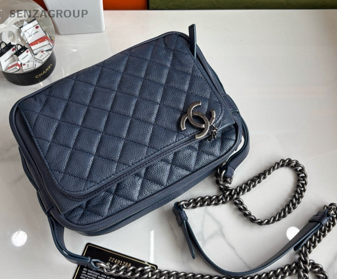 CHANEL Classic Diamond pattern Camera bag Calfskin Shoulder bag Crossbody