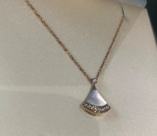 Bvlgari Divas' Dream Diamond Necklace 18K Rose Gold Mother Of Pearl Pendant