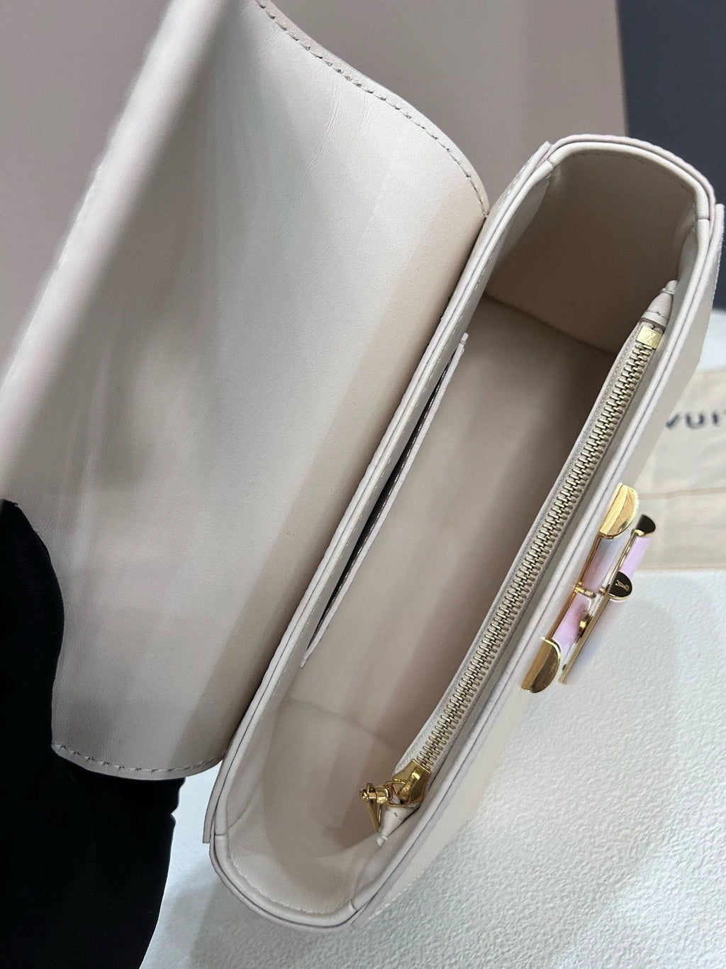 Excellent Louis Vuitton Twist PM Gradient Enamel Chain White Gold Shoulder Bag
