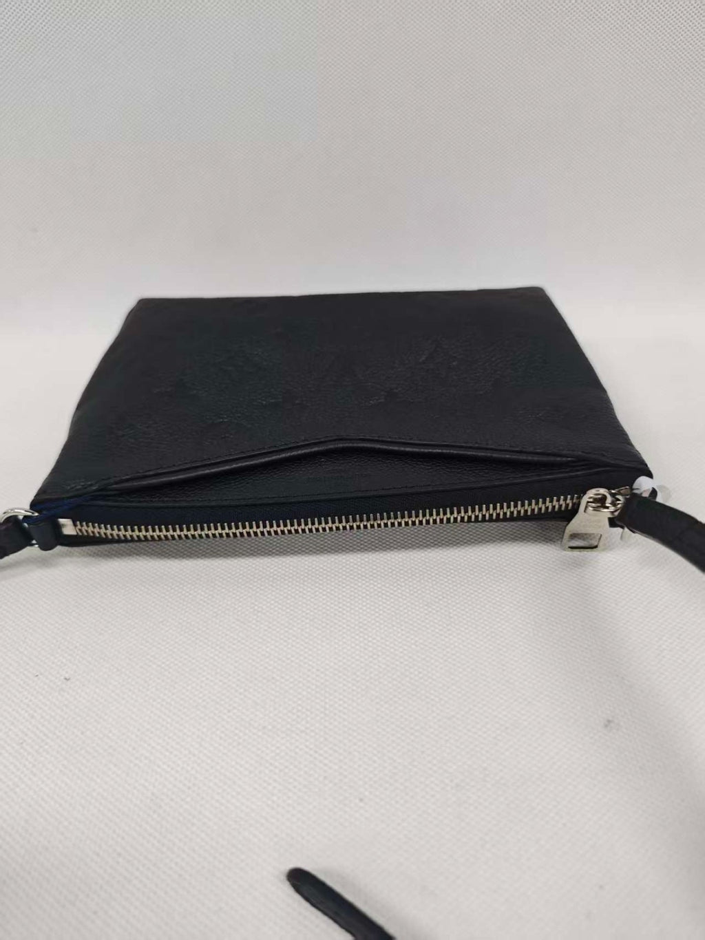 SJ0001（u）Louis Vuitton vcoated canvas  black Pallas Clutch