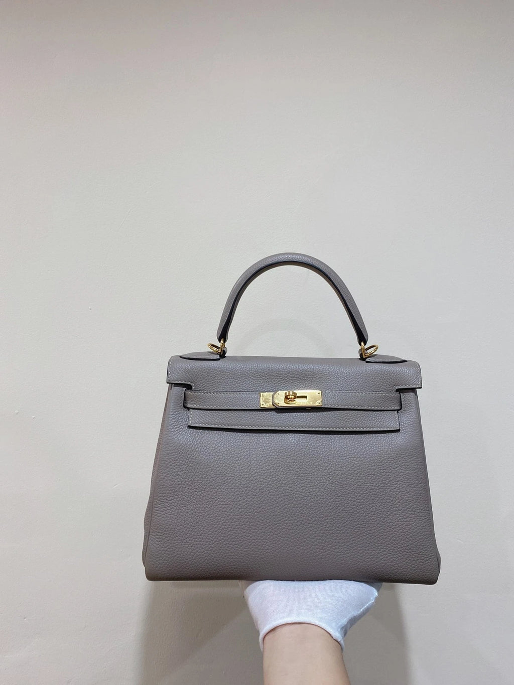 Hermes Kelly 28 Gris Perle Togo Leather Gold Hardware Top Handle Bag