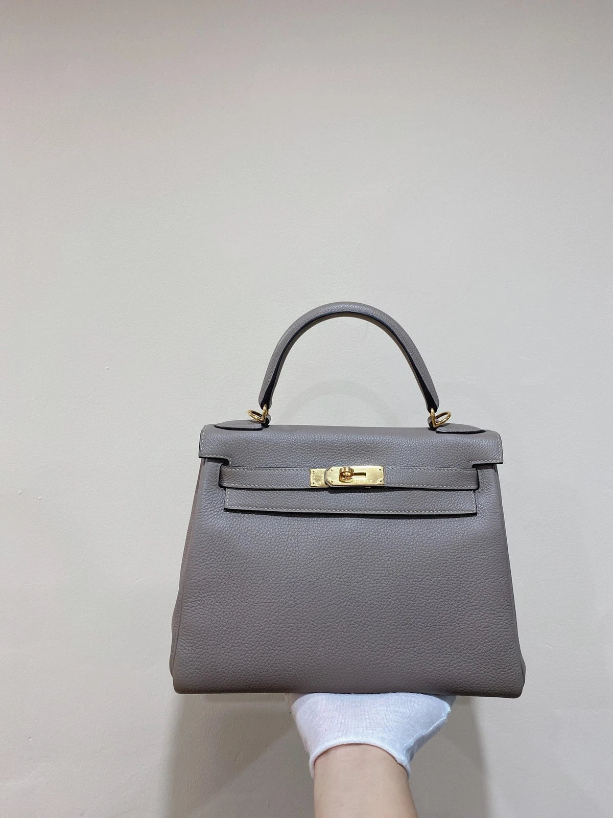 Hermes Kelly 28 Gris Perle Togo Leather Gold Hardware Top Handle Bag