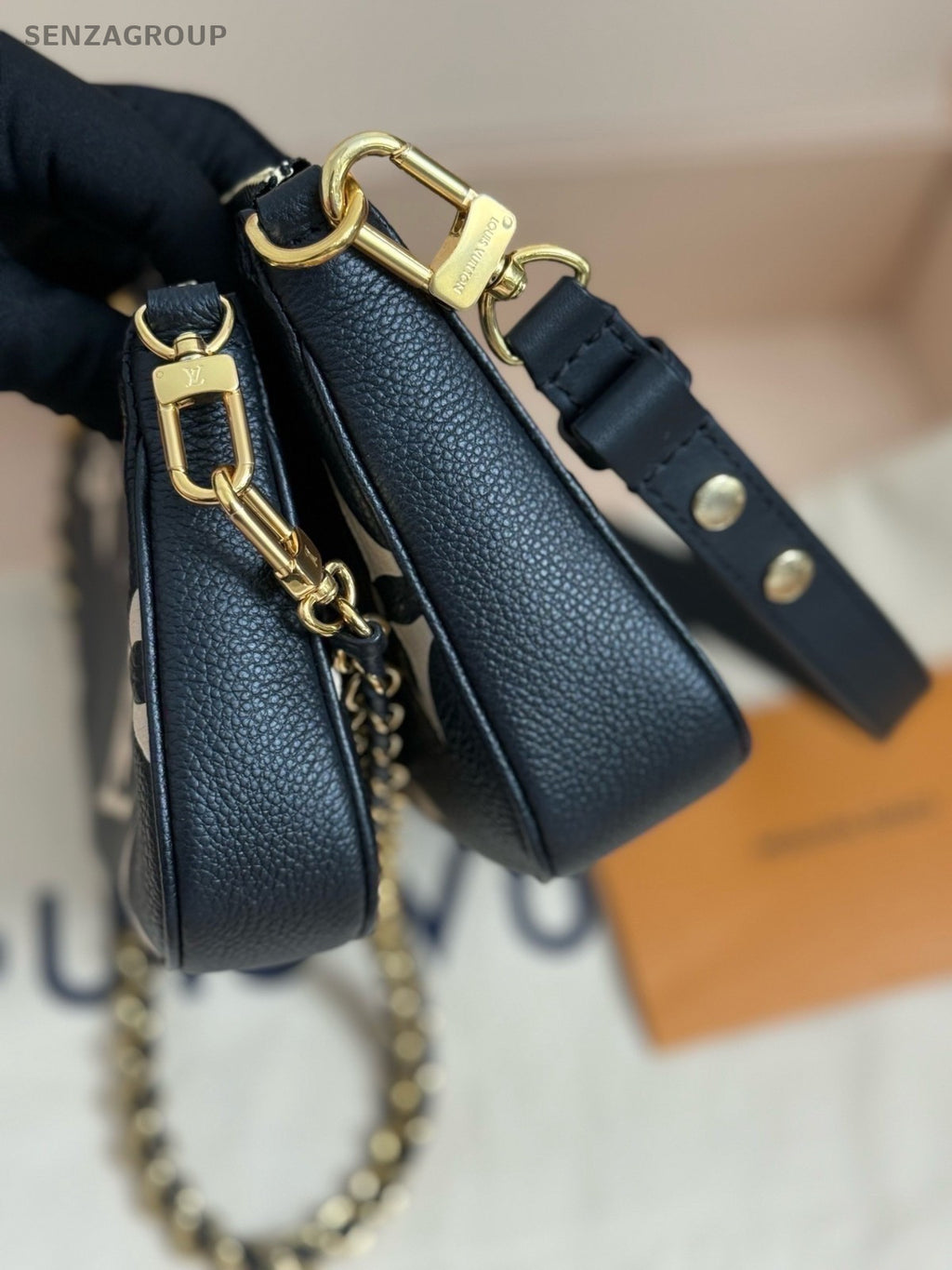 Louis Vuitton Pochette Accessoires Monogram Shoulder bag Chain Black Leather