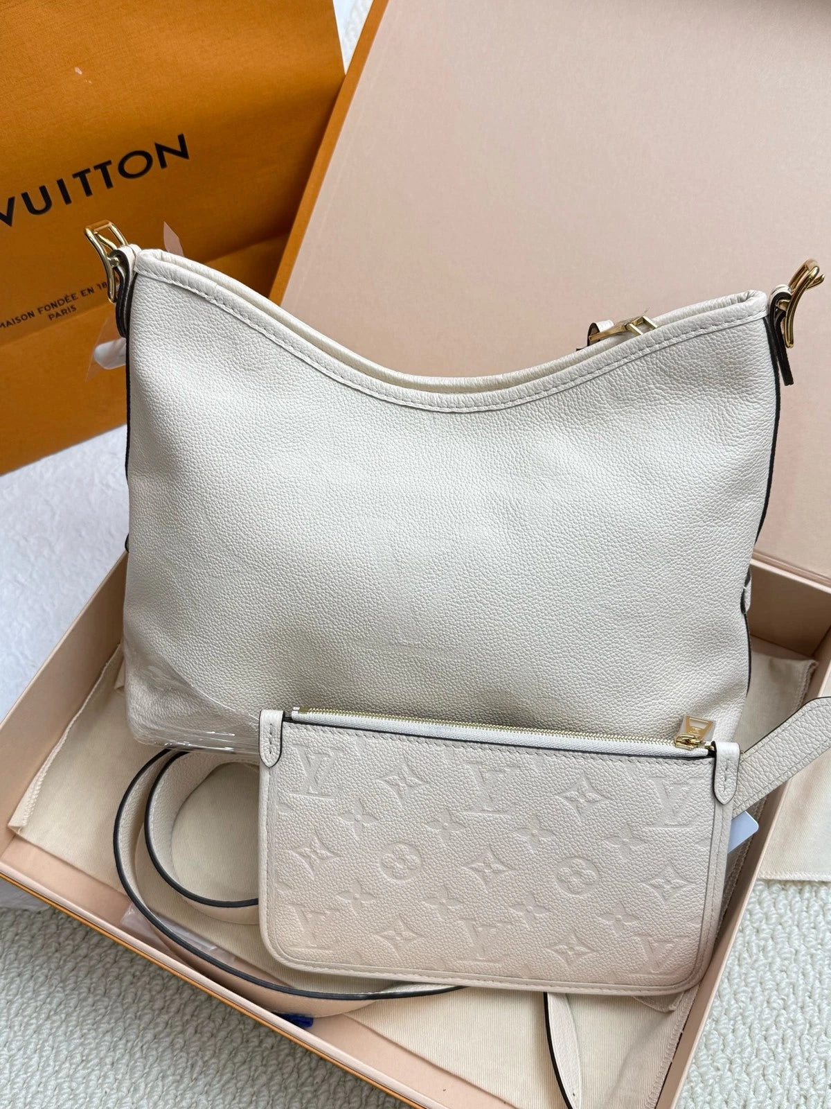 Louis Vuitton Carryall Leather White Tote Bag Excellent