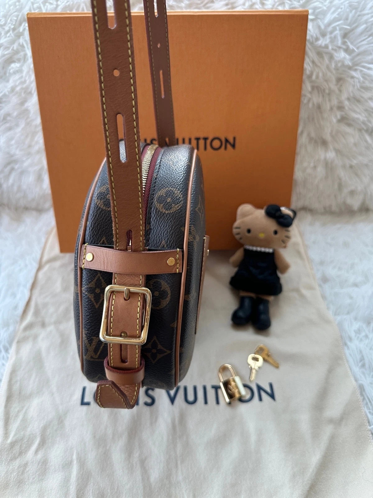 Louis Vuitton Boite Chapeau Monogram Canvas Medium Round Crossbody Bag