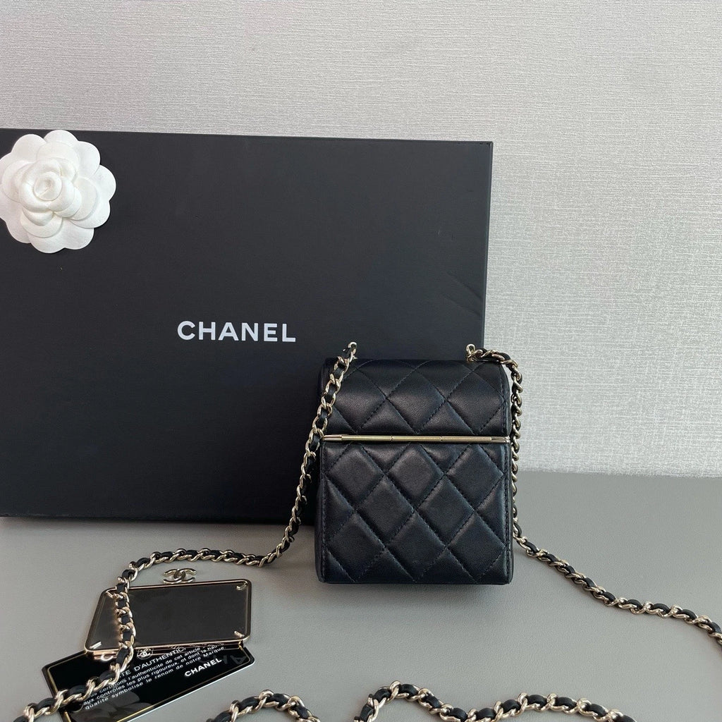 Chanel Diamond Chain Shoulder Crossbody Bag Black Gold Hardware Women
