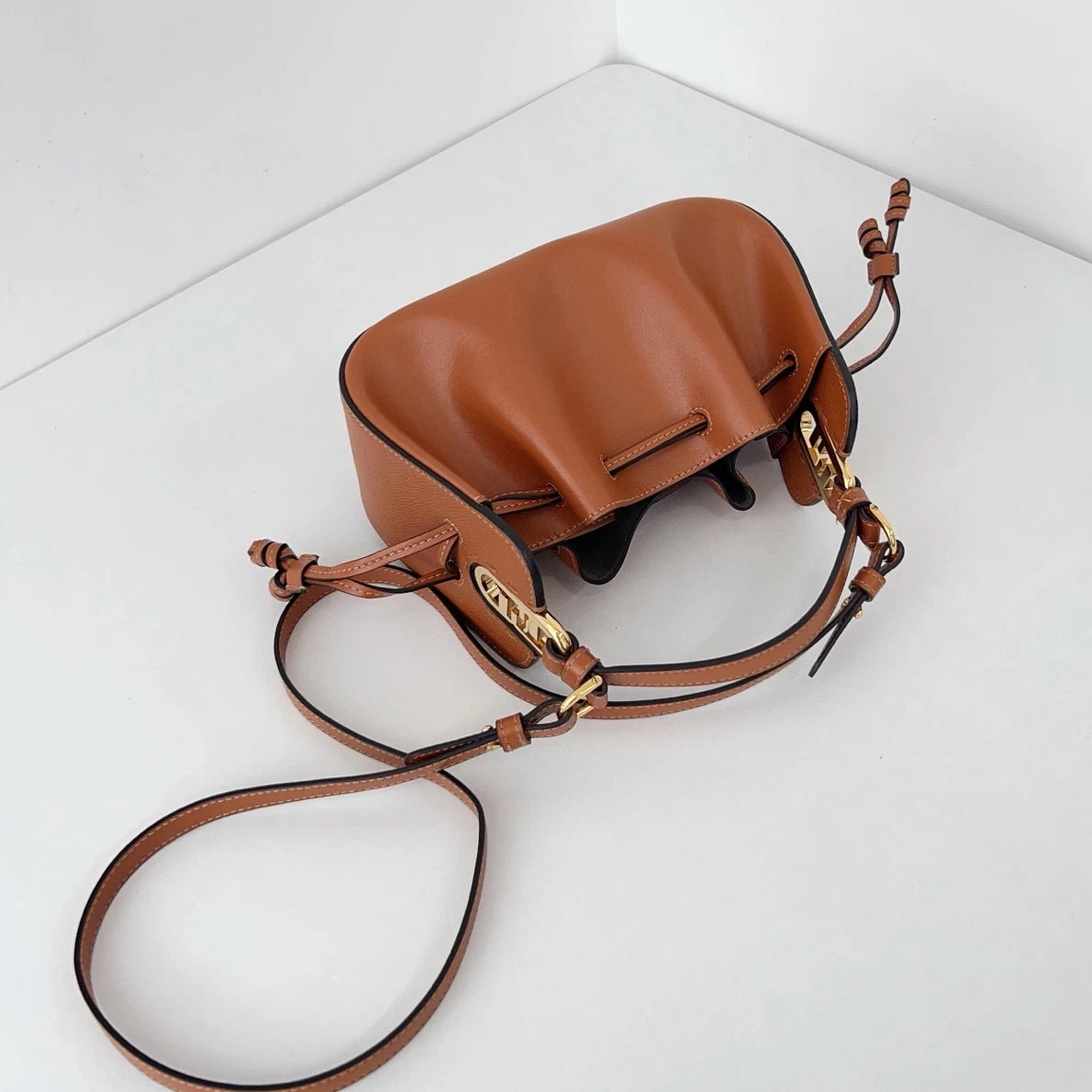 Excellent Fendi Pomodorino Bucket Top Handle Crossbody Bag Brown Gold Hardware
