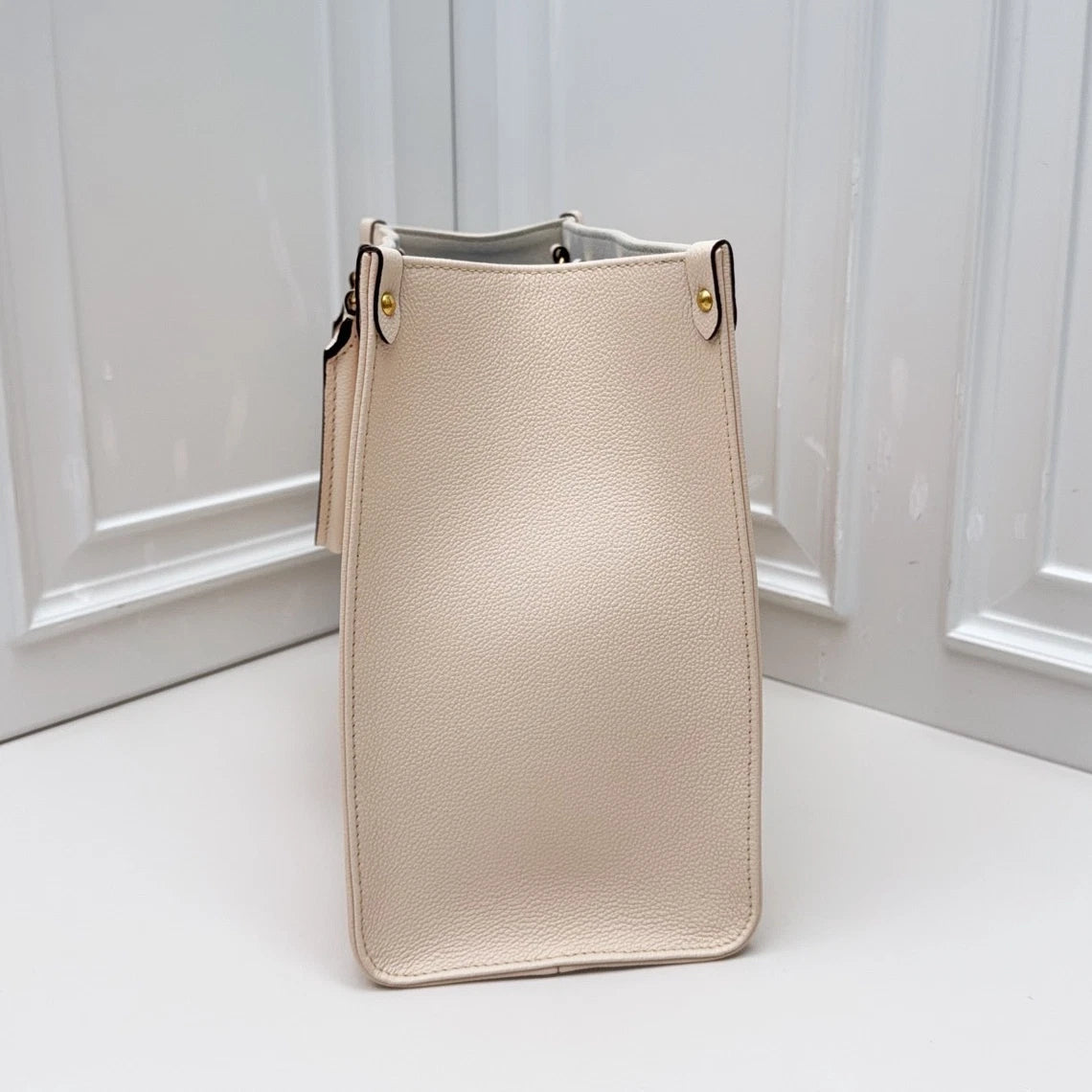 Louis Vuitton ONTheGo MM Tote Top Handle Bag White Orange Gold Women Classic