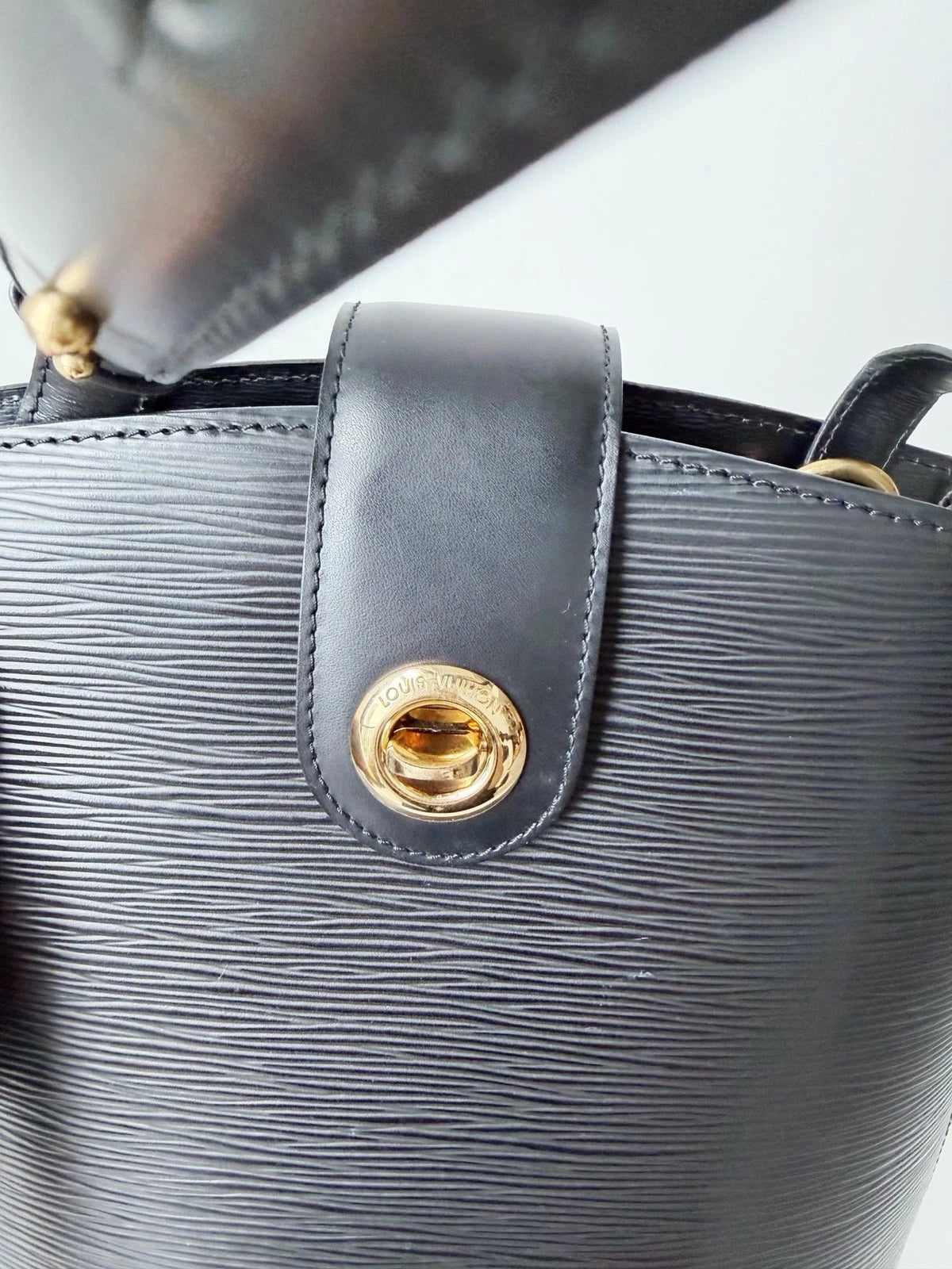 Louis Vuitton Cluny Epi Leather Black Shoulder Bag Crossbody Excellent