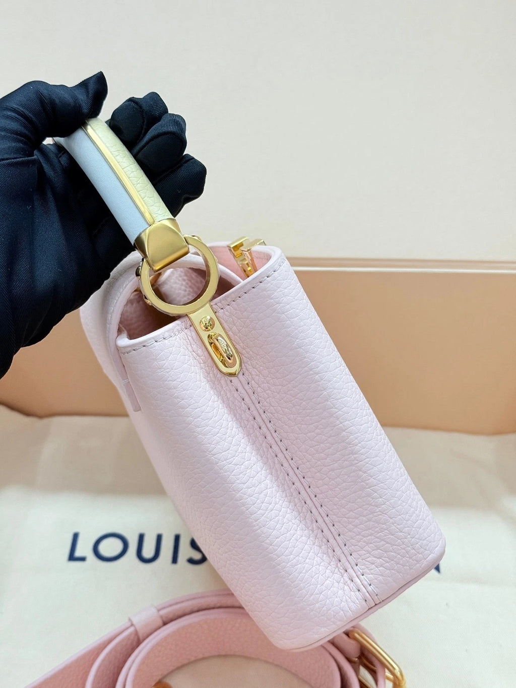 Louis Vuitton Capucines Pink Crossbody Handbag Excellent