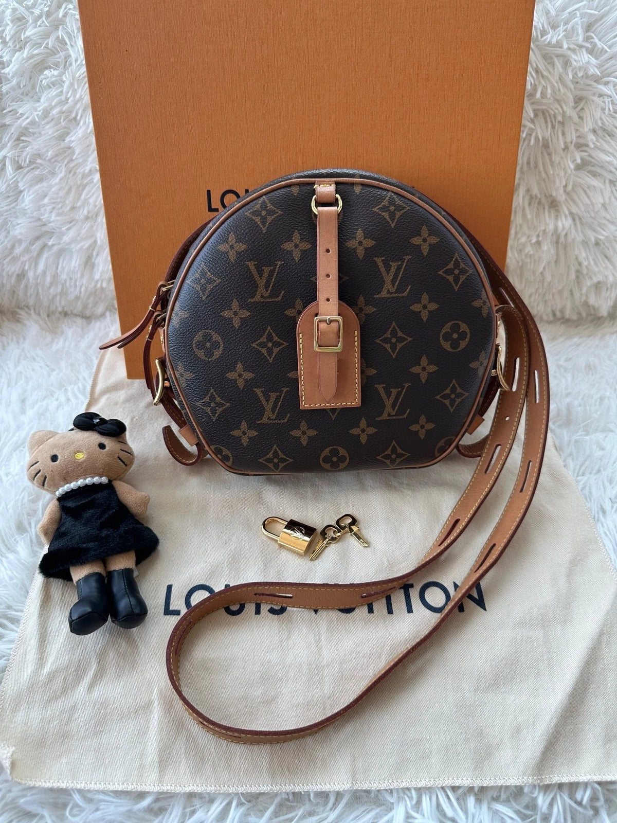 Louis Vuitton Boite Chapeau Monogram Canvas Medium Round Crossbody Bag
